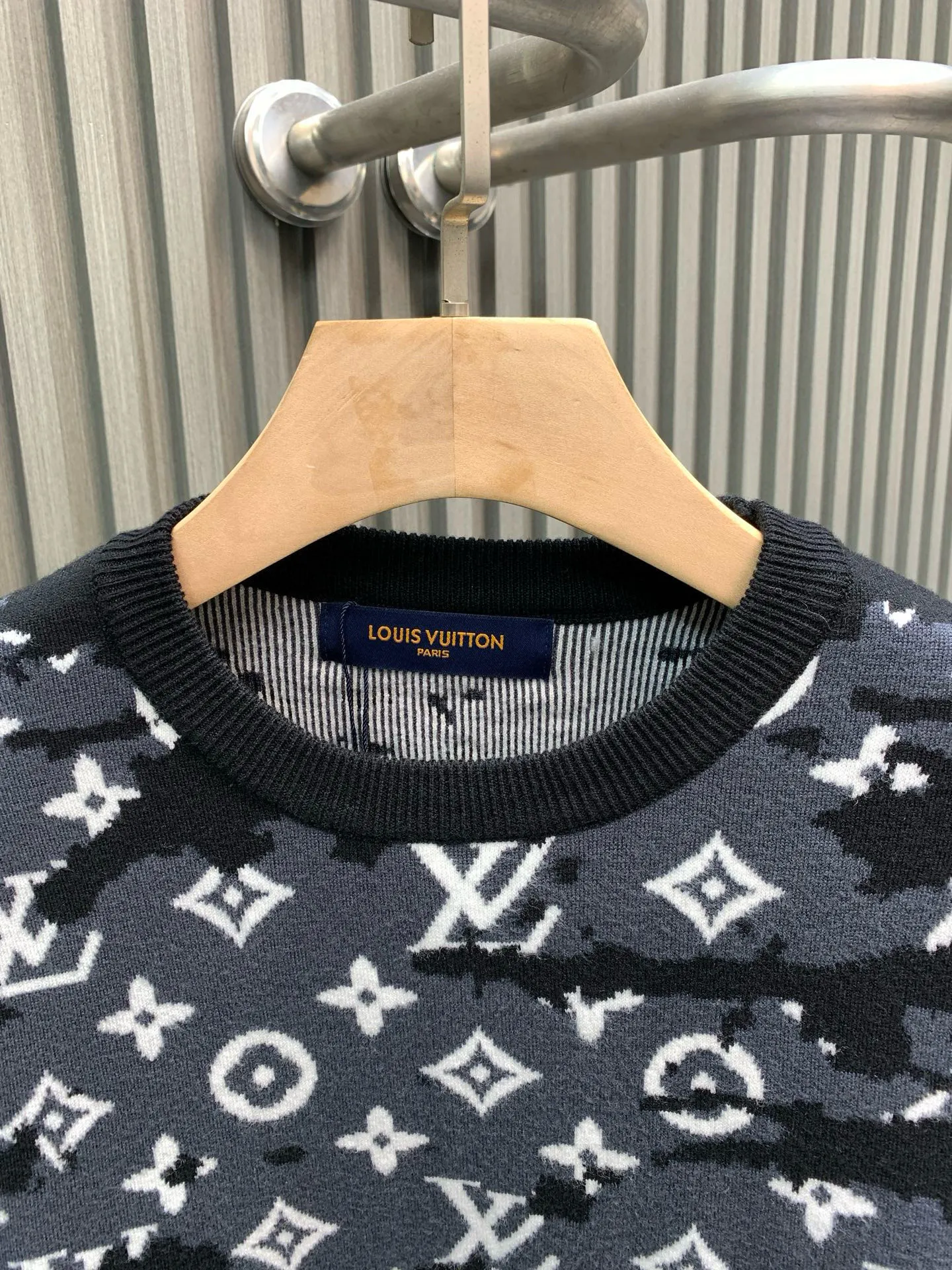 🅿️350 🀄️ Louis Vuitton Louis Vuitton 25*Lv rendering gradient same style distressed antique pullover sweater for men and women. Match-dyed wool blended cotton yarn. High weight and high density. Ultra-high quality. The wool is soft, delicate and skin-friendly. Soft and silky to the touch. Match-dyed high weight cotton yarn. Ensures no color difference. Uses four-hollow knitting method. Tight and textured. Durable, non-deformable and not easy to pilling. It has a soft and warm comfort that doesn’t stick to the body when worn alone. Classic knitted clothing is reinterpreted with exquisite details and iconic brand symbols to reinterpret the charming charm. This cardigan is made of knitted cotton and wool blended fabrics with comprehensive heavy-duty jacquard craftsmanship. All products are produced on imported looms. The details are clearly visible. A full set of customized trademarks, hang tags, and wash marks. The highest version on the market.